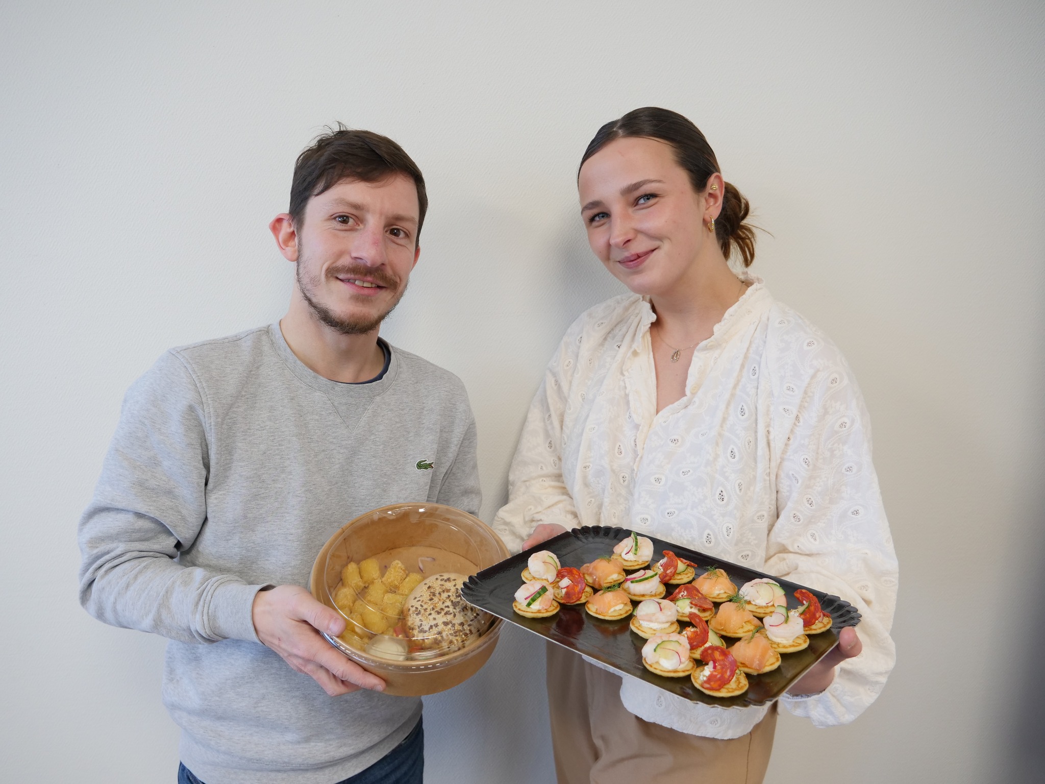 Lina et Benoît présente les blinis et les burgers